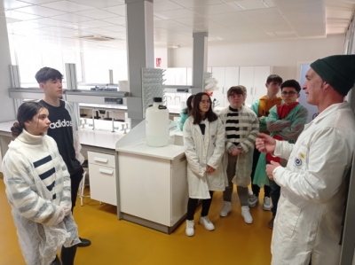 Visita al laboratorio de genética de la UMA