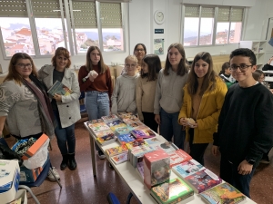 Visita de la librería a la biblioteca del IES Los Montes